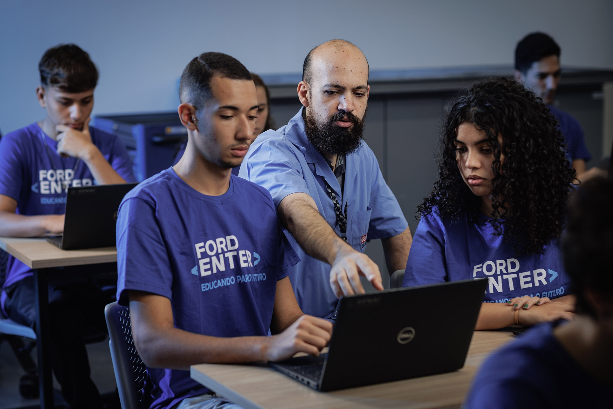 Alunos durante aula do curso de tecnologia Ford <Enter>